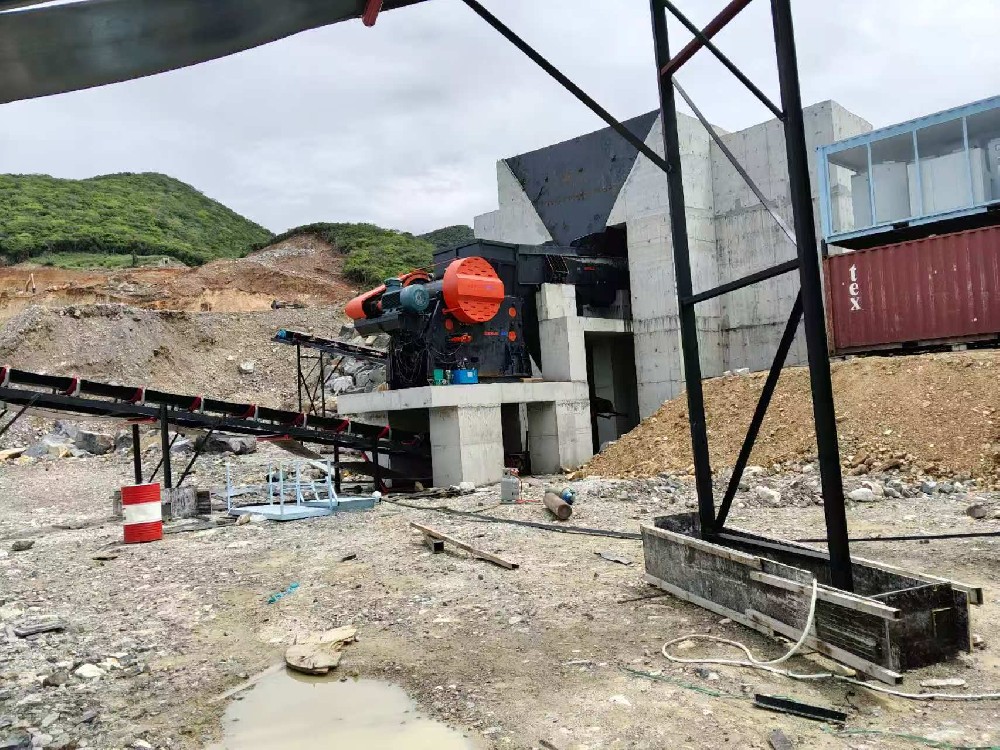 A customer from Vietnam purchased a mobile crusher from Shimeite Machinery Company, which can crush 200 tons per hour.