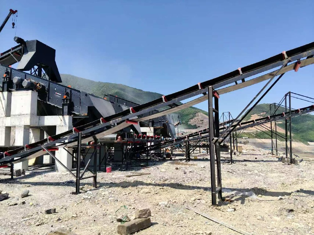 A customer from Singapore purchased a mobile crushing plant from Shimeite chnology Company, which can crush 100 tons per hour.