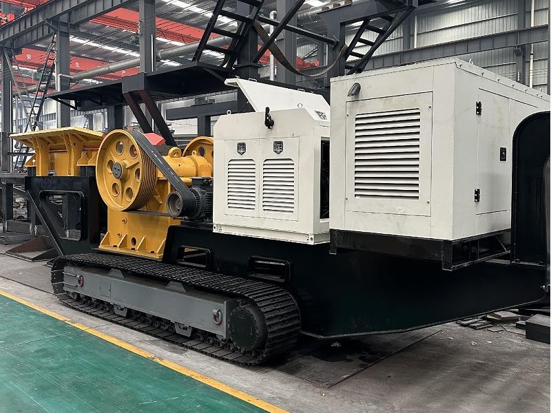 Crawler mobile crushing station