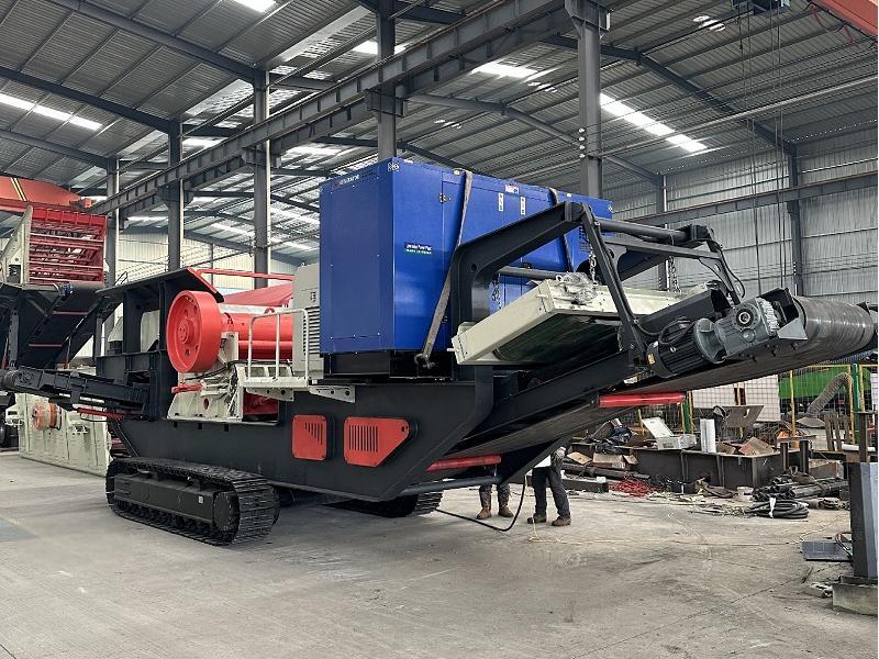 Crawler mobile crushing station