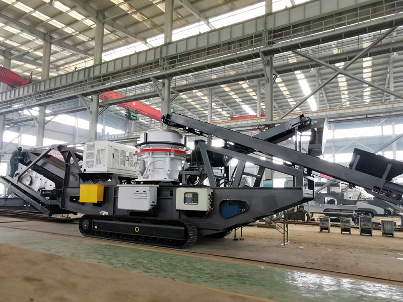 Tracked fine crushing station