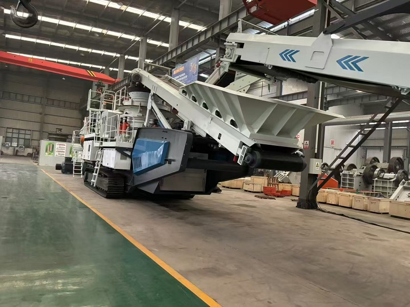 Tracked fine crushing station