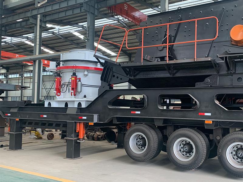 Tracked fine crushing station